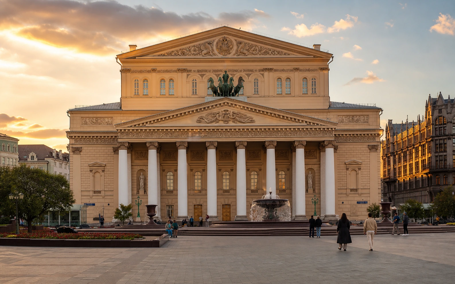 Façade du théâtre Bolchoï à Moscou au coucher du soleil
