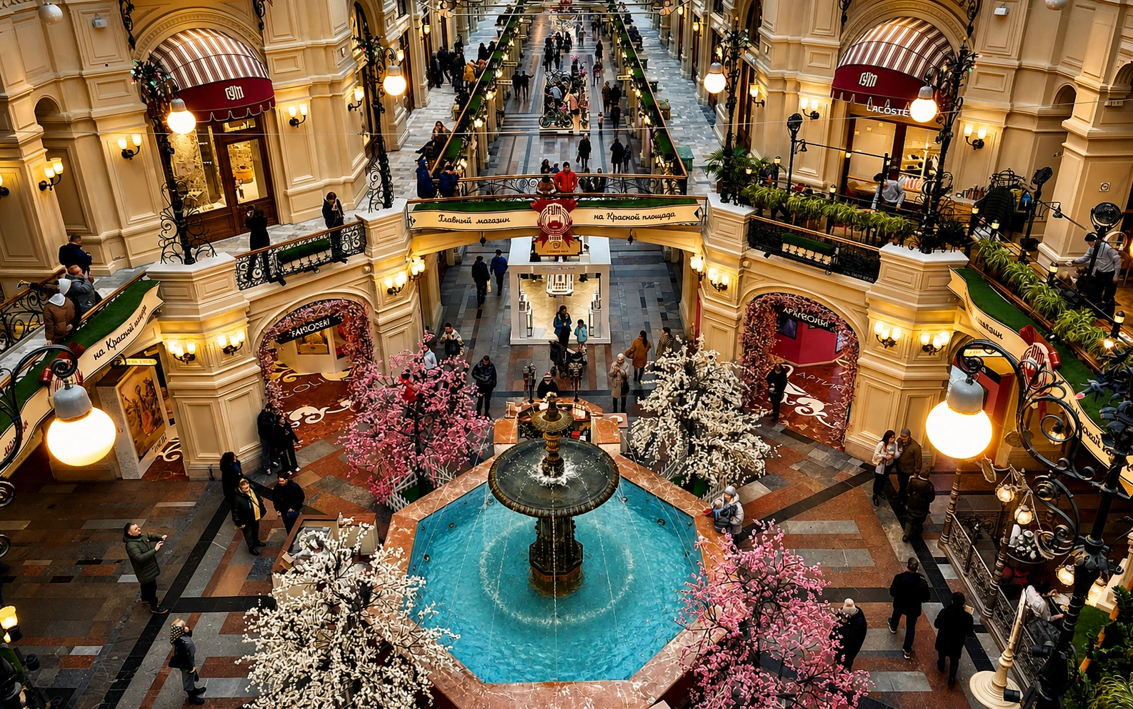 Galeries intérieures du magasin GUM à Moscou
