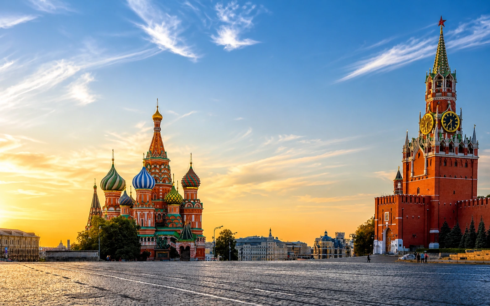 La place Rouge et la cathédrale Saint-Basile à Moscou au coucher du soleil