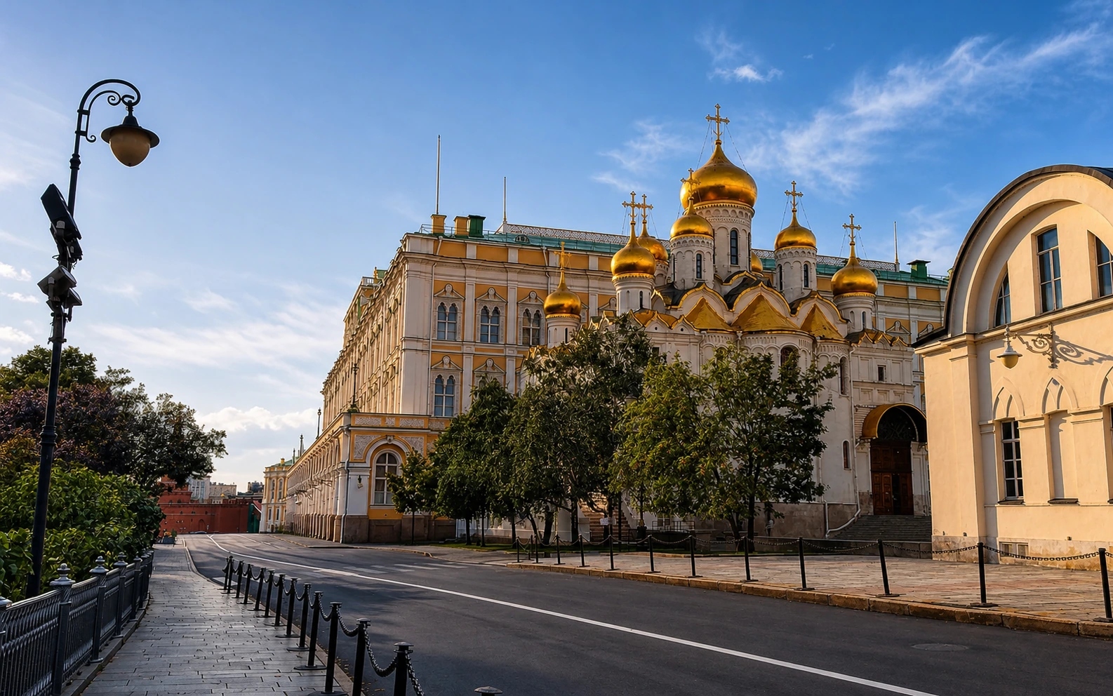 Intérieur du Kremlin de Moscou avec ses murs et ses cathédrales