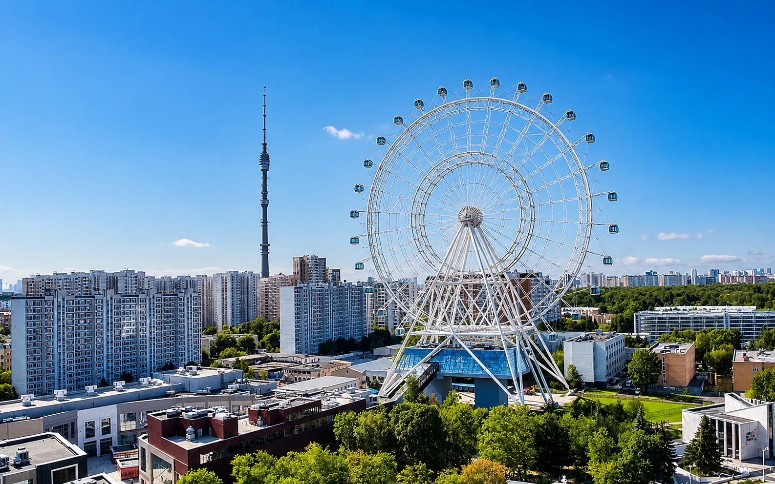 Grande roue près du parc VDNKh à Moscou